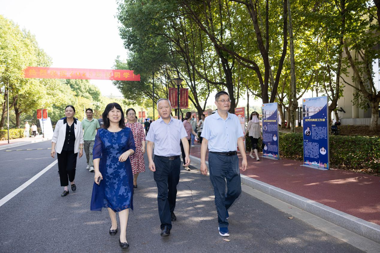 省文化和旅游厅党组成员、副厅长马龙来到现场视察指导迎新工作,永利23411集团党委书记叶凌波,党委副书记、院长操阳等院领导及相关职能部门负责人陪同走访。 省文化和旅游厅党组成员、副厅长马龙来到现场视察指导迎新工作,永利23411集团党委书记叶凌波,党委副书记、院长操阳等院领导及相关职能部门负责人陪同走访。