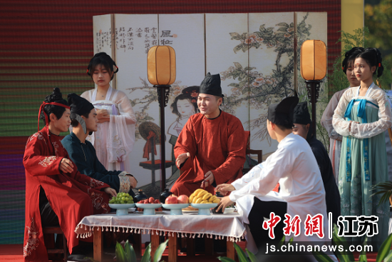 开幕式上演大唐盛世繁华“梅见夜宴”。中新社记者泱波摄 开幕式上演大唐盛世繁华“梅见夜宴”。中新社记者泱波摄